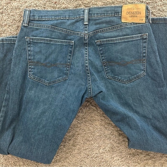 Men’s denzin Levi SF CA jeans pre own 34 x 30 straight fit - Picture 3 of 4